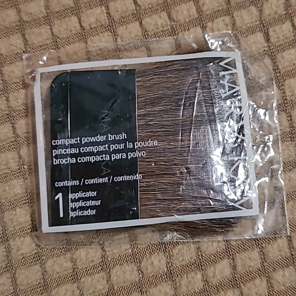 New in packaging! Mary Kay makeup applicator brush fits in compacts